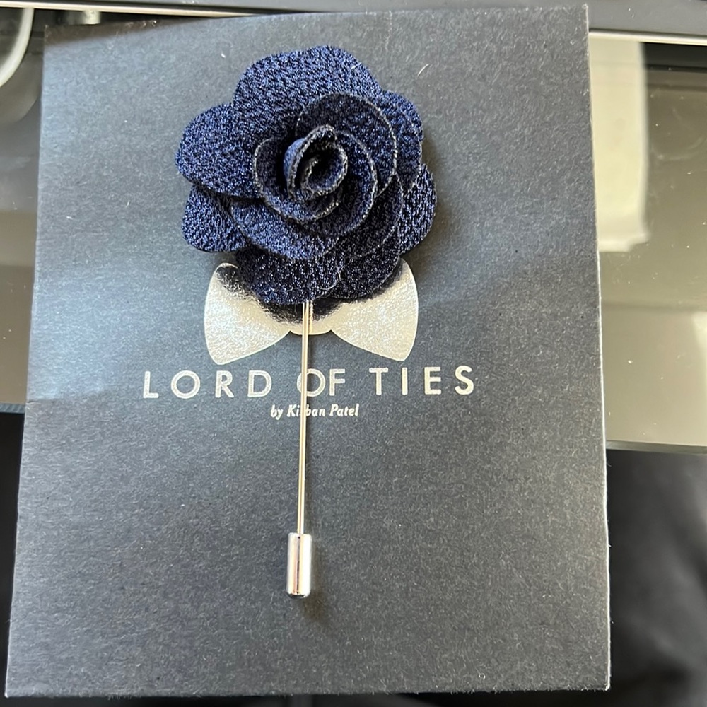 Lapel pin suit accessory